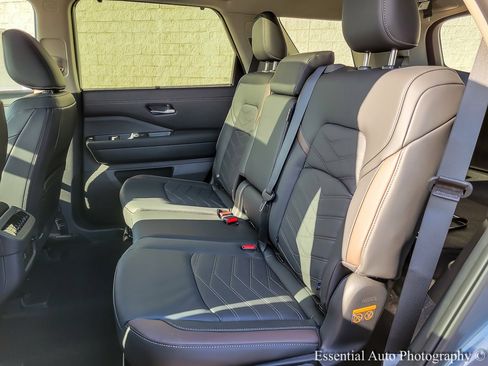 New 2025 Nissan Pathfinder Platinum image 10
