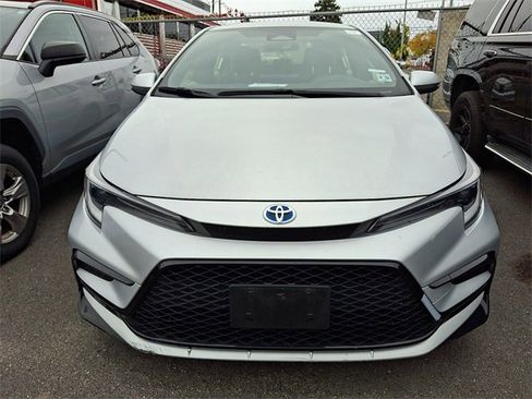Used 2023 Toyota Corolla SE image 2