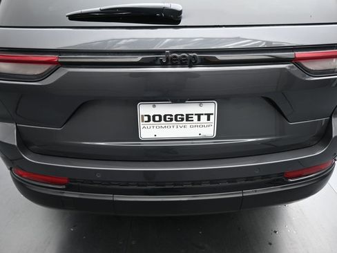 Used 2025 Jeep Grand Cherokee Altitude image 12