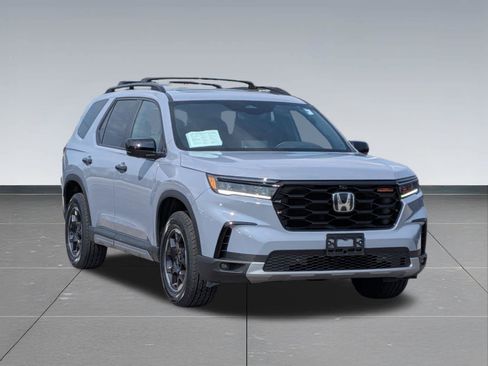 Used 2025 Honda Pilot TrailSport image 7