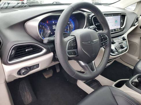 Used 2024 Chrysler Pacifica Touring-L FWD image 11