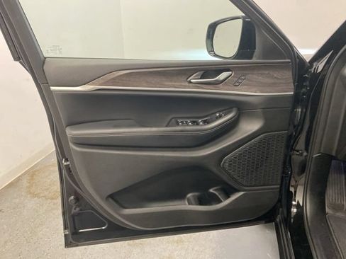 Used 2023 Jeep Grand Cherokee L Limited w/ Black Appearance Package AWD/4WD image 21