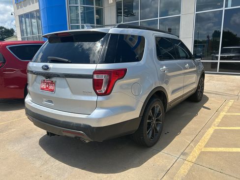 Used 2017 Ford Explorer XLT w/ Equipment Group 202A AWD/4WD image 3