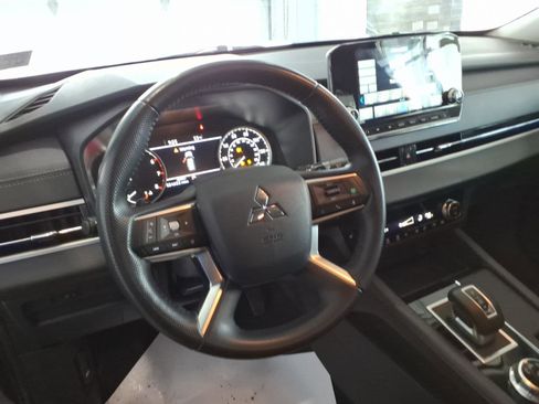 Used 2024 Mitsubishi Outlander SE image 11