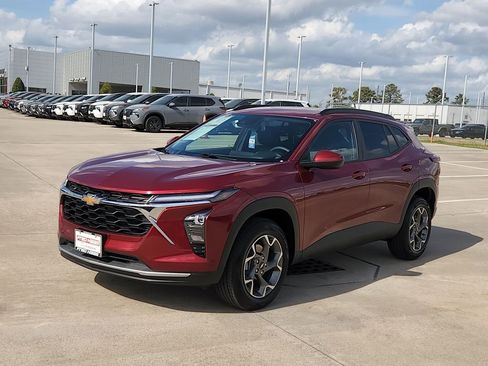 Used 2025 Chevrolet Trax LT image 3