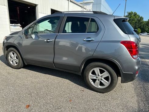 Used 2019 Chevrolet Trax LT w/ LT Convenience Package FWD image 3