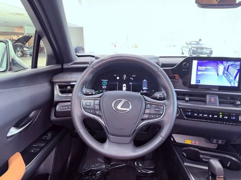 Used 2025 Lexus UX 300h FWD w/ Accessory Package (Z1) image 18