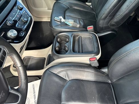 Used 2018 Chrysler Pacifica Touring-L FWD image 26