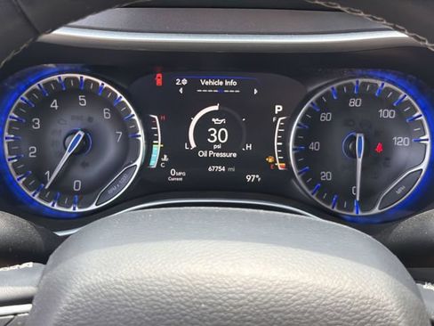Used 2023 Chrysler Pacifica Touring-L FWD image 21
