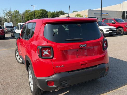 Used 2023 Jeep Renegade Latitude AWD/4WD image 3