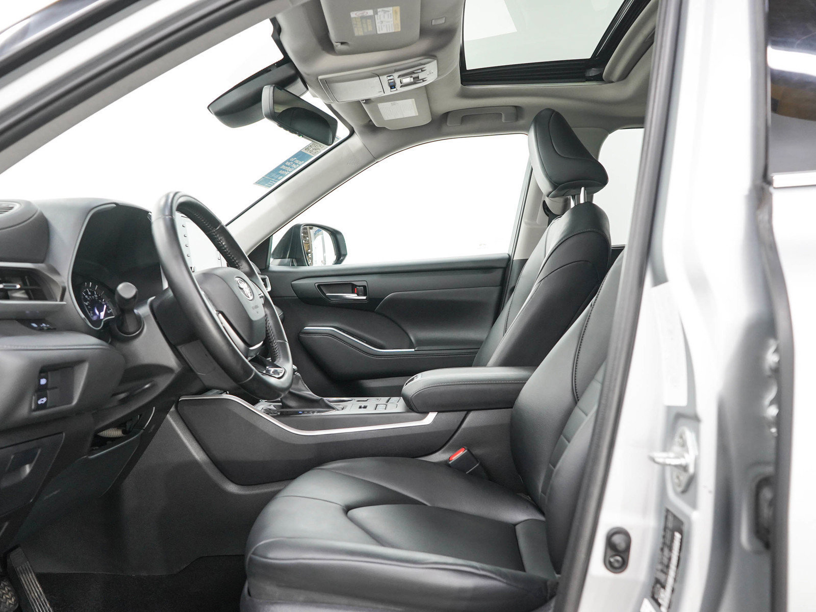 Used 2020 Toyota Highlander XLE AWD/4WD image 23