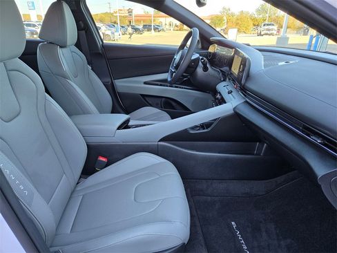 Used 2025 Hyundai Elantra Limited image 24