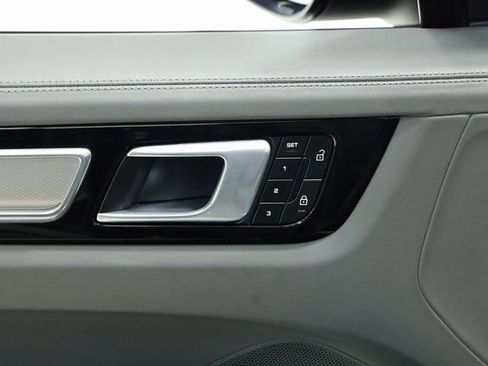 Used 2022 Porsche Cayenne Platinum Edition image 34