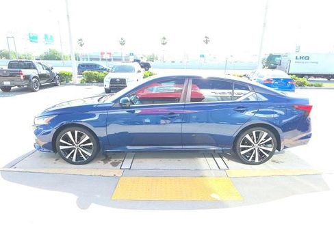 Used 2021 Nissan Altima 2.5 SR w/ SR Premium Package image 7