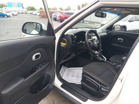 Used 2018 Kia Soul w/ Convenience Package FWD image 5