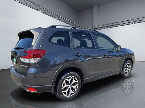 Used 2019 Subaru Forester Premium AWD/4WD image 7