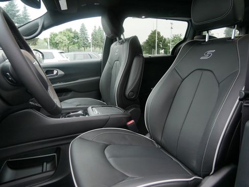 New 2026 Chrysler Pacifica Limited image 9