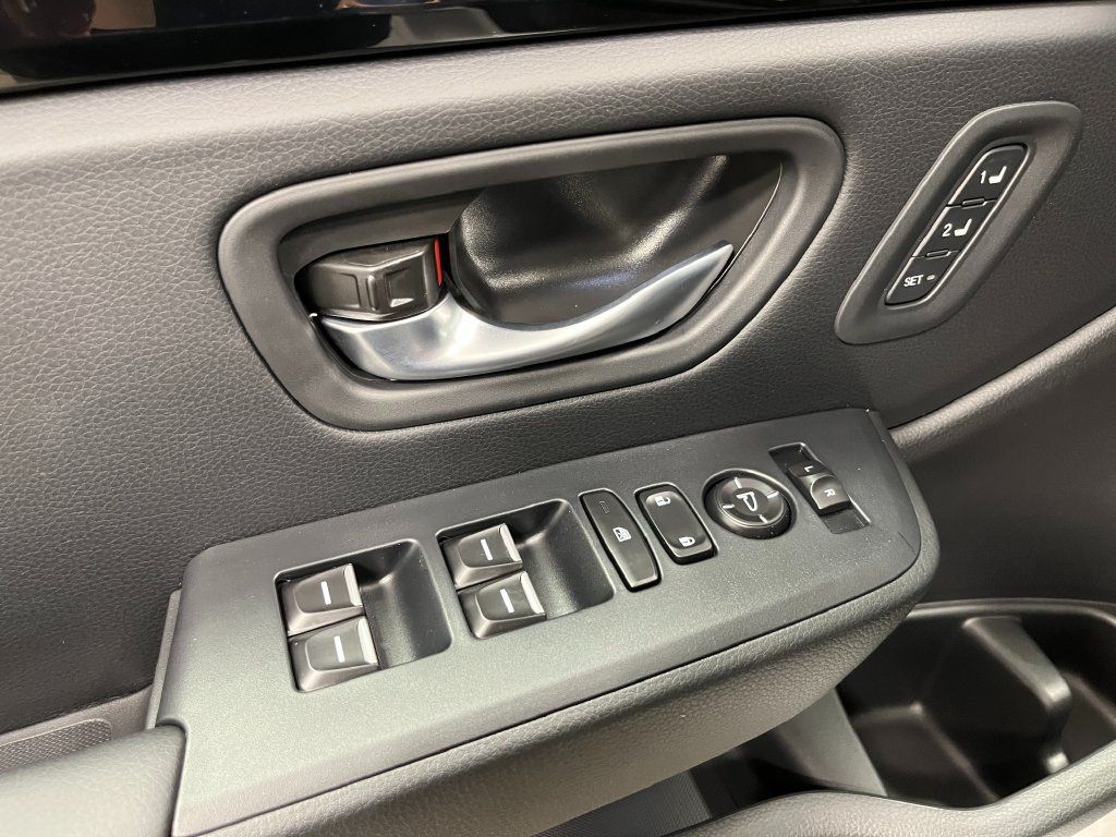 Used 2025 Honda Pilot Touring image 13