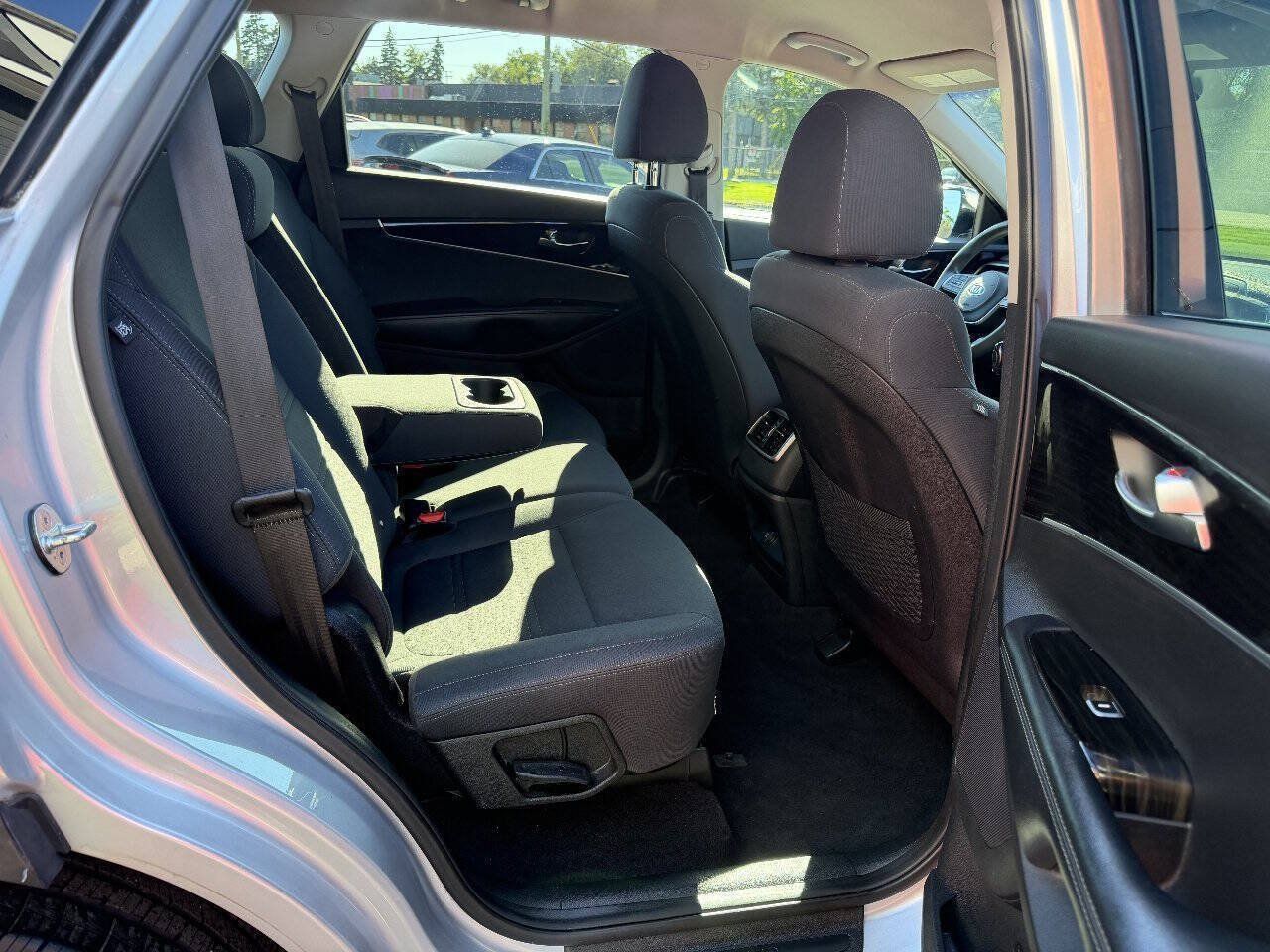 Used 2019 Kia Sorento L FWD image 16