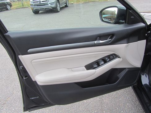 Used 2020 Nissan Altima 2.5 SV image 17