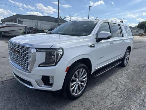 Used 2024 GMC Yukon XL Denali w/ Advanced Technology Package AWD/4WD image 3