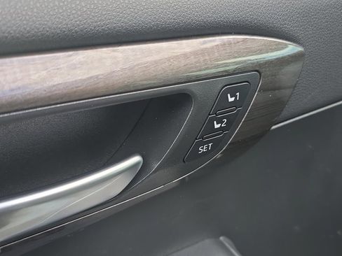 Used 2023 Toyota Highlander Limited FWD image 7