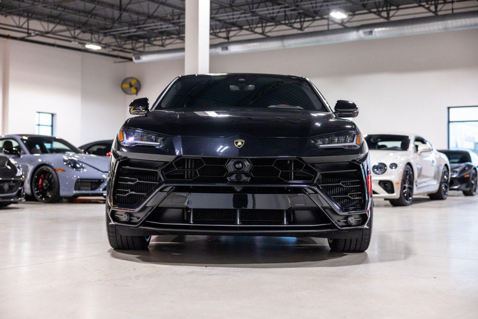 Used 2020 Lamborghini Urus AWD/4WD image 2