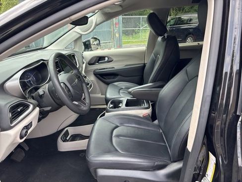 Used 2024 Chrysler Pacifica Touring-L image 14