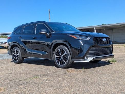 Used 2022 Toyota Highlander XSE FWD image 2