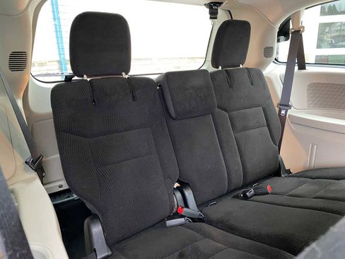 Used 2018 Dodge Grand Caravan SE image 26