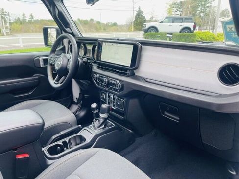 Used 2024 Jeep Wrangler Unlimited Sport AWD/4WD image 12
