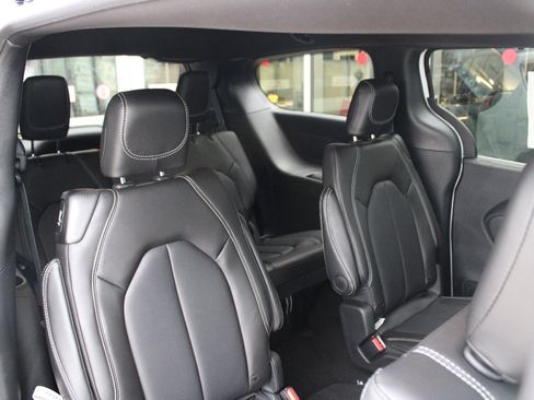 New 2026 Chrysler Pacifica Select image 9
