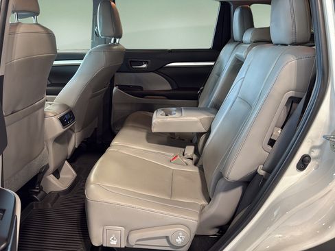 Used 2019 Toyota Highlander XLE AWD/4WD image 15