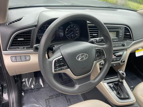 Used 2018 Hyundai Elantra SE FWD image 16