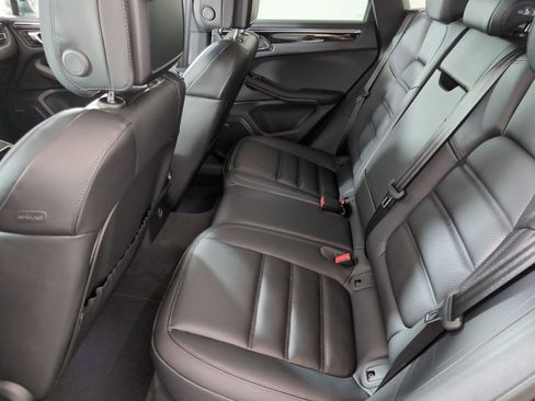 Certified 2025 Porsche Macan image 19