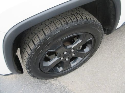 Used 2019 Jeep Grand Cherokee Laredo AWD/4WD image 13