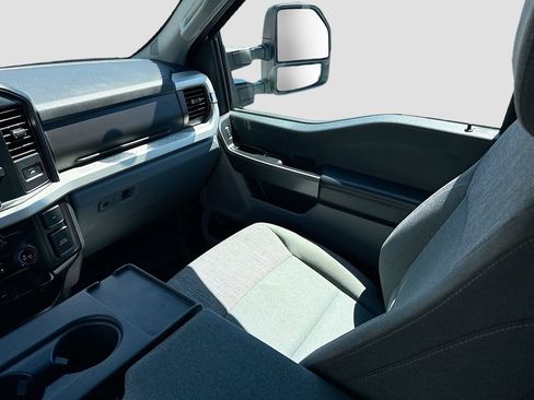 Used 2025 Ford F550 4x4 Crew Cab image 19