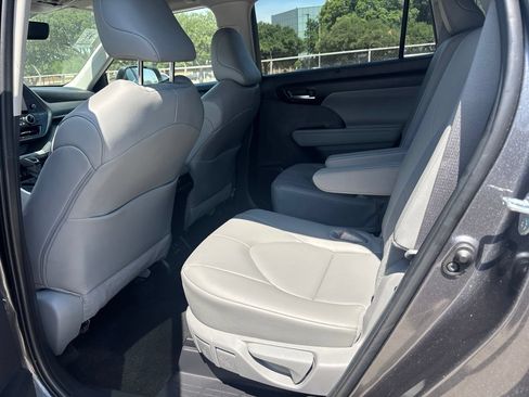 Used 2025 Toyota Highlander XLE FWD image 11