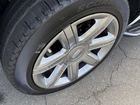 Used 2018 Cadillac Escalade Luxury RWD image 30
