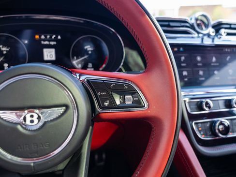 Used 2021 Bentley Bentayga AWD/4WD image 58