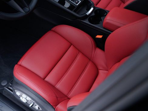 Used 2026 Porsche Macan AWD/4WD image 16