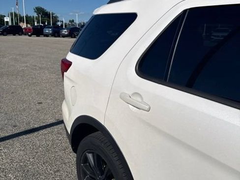 Used 2017 Ford Explorer XLT w/ Equipment Group 202A AWD/4WD image 12