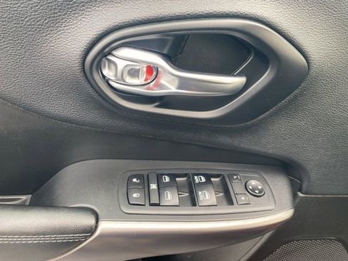 Used 2019 Jeep Cherokee Latitude Plus w/ Cold Weather Group image 17