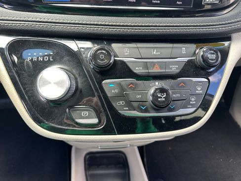 Used 2022 Chrysler Pacifica Touring-L FWD image 22
