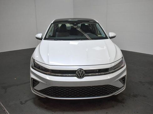 Used 2025 Volkswagen Jetta SE image 2