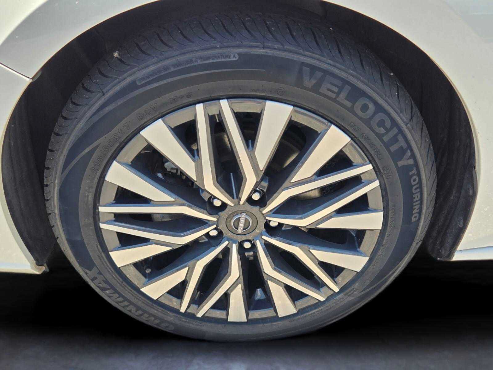 Used 2024 Nissan Altima 2.5 SV FWD image 16