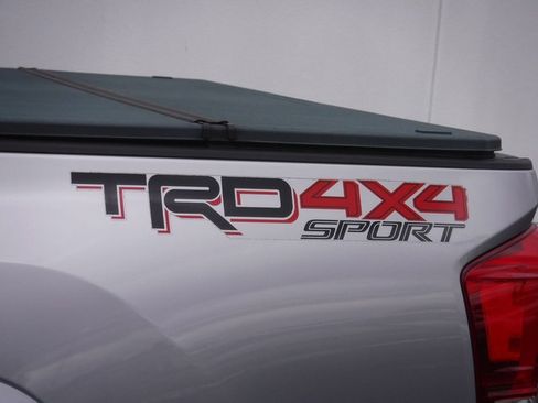 Used 2017 Toyota Tacoma TRD Sport image 5