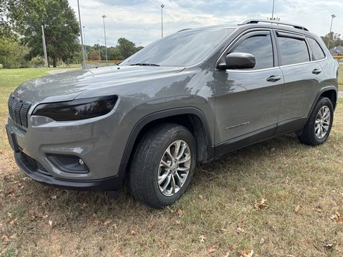 Used 2021 Jeep Cherokee Latitude Plus w/ Mopar Interior Package AWD/4WD image 5
