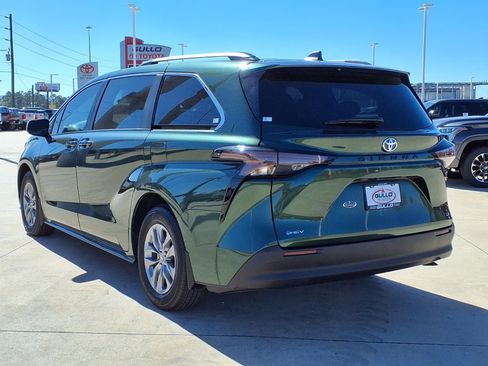 Certified 2025 Toyota Sienna LE image 2