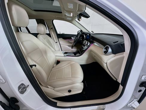 Used 2021 Mercedes-Benz GLC 300 w/ Premium Package image 31